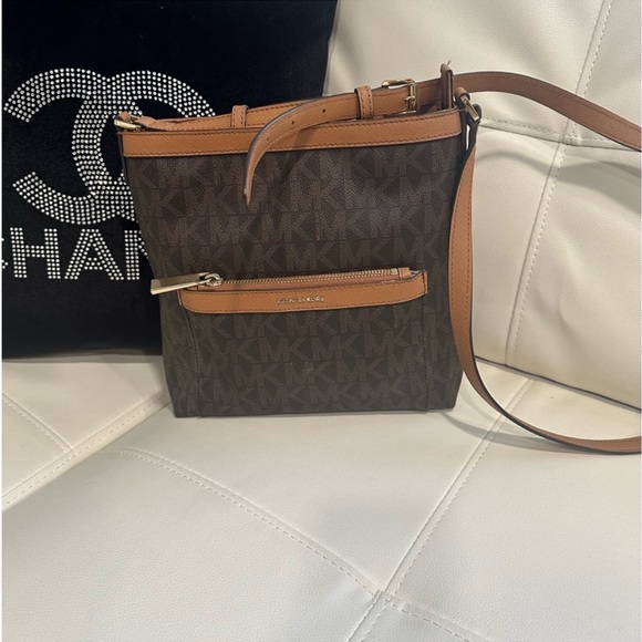 Michael Michael Kors
MORGAN MESSENGER IN SIGNATURE PRINT - Picture 2 of 13
